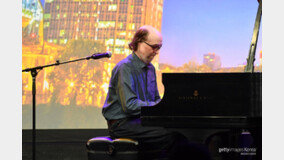 ‘뉴에이지 감성’ 세계적 피아니스트 조지 윈스턴 별세…향년 73세