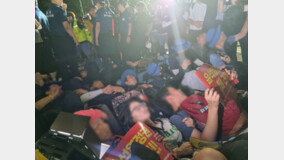 경찰, 비정규직 단체 노숙집회 강제해산…양측 충돌에 부상