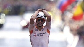 메튜 반더폴, 빗길에 미끄러진 뒤 격차 더 벌리고 세계사이클선수권 로드레이스 우승