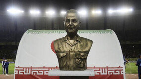 이란 축구장에 솔레이마니 동상… 사우디, 경기 거부