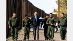 바이든 행정부, 텍사스 국경에 장벽 건설 본격화… 26개 연방법 적용 면제