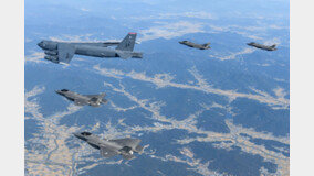 전략폭격기 B-52H ‘조용히’ 서울 상공 갈랐다[청계천 옆 사진관]