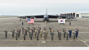 한국 첫 착륙 B-52 대대장 “핵탑재 여부 NCND”