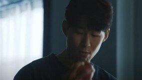 손흥민, 갤워치6 차고 사과 ‘아삭’…삼성, 애플 겨냥 광고 화제