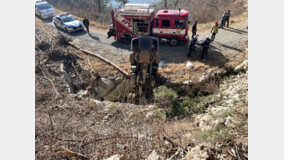 도시락 나르다…경사 심한 산길 오르던 트럭 굴러 50대 운전자 중태