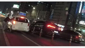 ‘쿨쿨’ 만취운전 차 내리막길 역주행… 시민이 세워 사고 막아