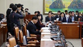 野 “李 피습사건 축소·김건희 명품백 논란” 공세에… 與 전원 퇴장