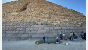 “차라리 벽지 발라라”…논란 휩싸인 이집트 피라미드 복원 현장