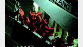 한밤 서귀포 앞바다의 기적… 침수 화물선 11명 전원 구조