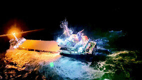 한밤 서귀포 앞바다의 기적… 침수 화물선 11명 전원 구조