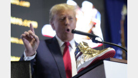 6000억 벌금폭탄 맞은 트럼프, 54만원 ‘황금운동화 굿즈’ 판매