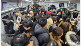 눈길 미끄러진 차량 막다 사망… 지하철은 ‘출근대란’