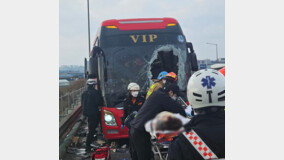 고속도서 빠진 화물차 뒷바퀴, 관광버스 덮쳐… 2명 사망-13명 부상