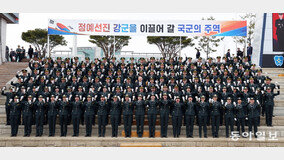 ROTC 임관식 참석한 尹, 학군장교들과 ‘셀카’[청계천 옆 사진관]