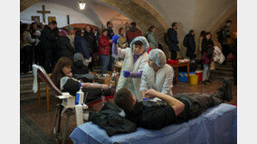 우크라 시민들, 전쟁 부상자 위한 헌혈 긴 줄