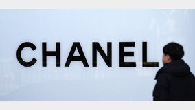샤넬, 올해 첫 가방 가격 인상…‘클래식 플랩백’ 6~7% 올라