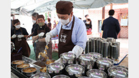 尹, ‘명동밥집’서 급식 봉사…김치찌개 끓여 점심 준비