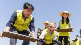 은행-보험-증권 등 계열사 힘 합쳐 ‘농촌 일손 돕기’ 전국으로 확대