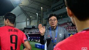‘U-23 아시안컵 첫 승’ 황선홍 감독 “선수들의 의지로 해냈다”