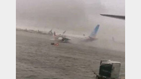 하루에 2년치 폭우 쏟아진 두바이… 공항도 물바다