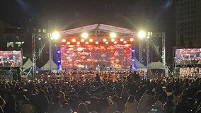 “봄바람 물씬”… 강변서 즐기는 음악 축제