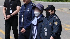 ‘잔고 위조’ 尹장모 출소…‘셀프 가석방’ 논란엔 ‘묵묵부답’ 일관