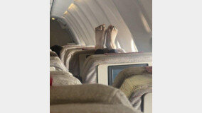 제주행 비행기 앞좌석에 맨발 올린 ‘민폐’ 승객…누리꾼들 ‘공분’