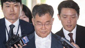 ‘尹 명예훼손 의혹’ 김만배·신학림 “법정서 진실 밝히겠다”