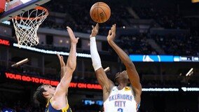 ‘홈그렌 180도 회전 버저비터’ OKC 4연승 질주, GSW 6연패 수렁