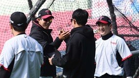 모창민 코치-오지환, 반가운 웃음 [포토]