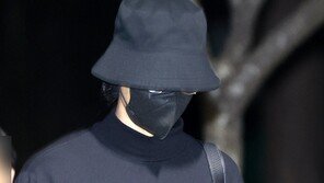 ‘집단 성폭행 혐의’ 정준영 만기 출소…모자-마스크로 얼굴 가려