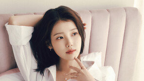 IU, the winning shirt look… Lazy + innocent atmosphere in bed [Photoshoot]