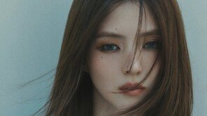 Han So-hee with blue eyes, a different vibe… overwhelming gaze [Photoshoot]