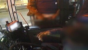 Drunk passenger on the bus ‘Smoking+Assault+Urinating’ Triple Crazy Behavior (Hanbli)