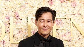 Lee Jung-jae, relaxed smile on the red carpet at the US ‘Golden Globes’ [Photo]