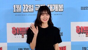 Hwang Woo-seul-hye, a striking black one-piece dress