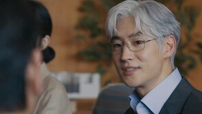 Lee Je Hoon with ‘Silver Hair’… This is the first time I’ve seen him like this