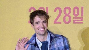 Robert Pattinson, smiles in Korea