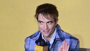 Robert Pattinson, shy Korean greeting