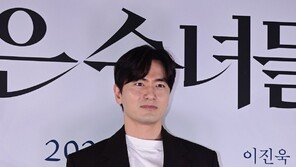 Lee Jin-wook, taking off his priest‘s robe