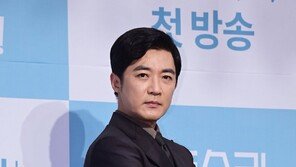 Jae-wook Ahn, in the form of a chairman