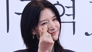 Lee Young-ae, hand heart that goes against age