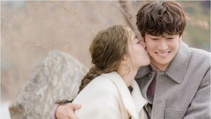 Lee Se-young♥Na In-woo, a mutual kiss on the cheek... 23 years of enduring affection (Motel Cali)