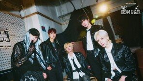 Band Onewe, chic black leather look… March 5th comeback