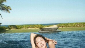 Lovelyz Seo Ji-soo, showing off her body in a bikini… pure + sexy [DA★]