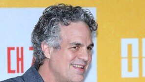 ‘Mickey 17’ Mark Ruffalo “Korean fans‘ warm welcome, Robert Downey Jr. was jealous”