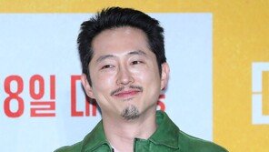 ‘Mickey 17’ Steven Yeun “Director Bong Joon-ho, a person with beautiful eyes”