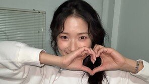 Kim Hye-yoon, cute hand heart… Lovely limit exceeded [DA★]