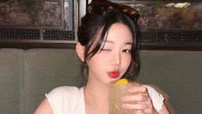 Jang Won-young, a girlfriend photo full of excitement... Heart-fluttering winks [DA★]