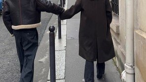 Park Bo-young♥Choi Woo-shik, Spotted on a Date Overseas? Walking the Streets While Holding Hands [DA★]